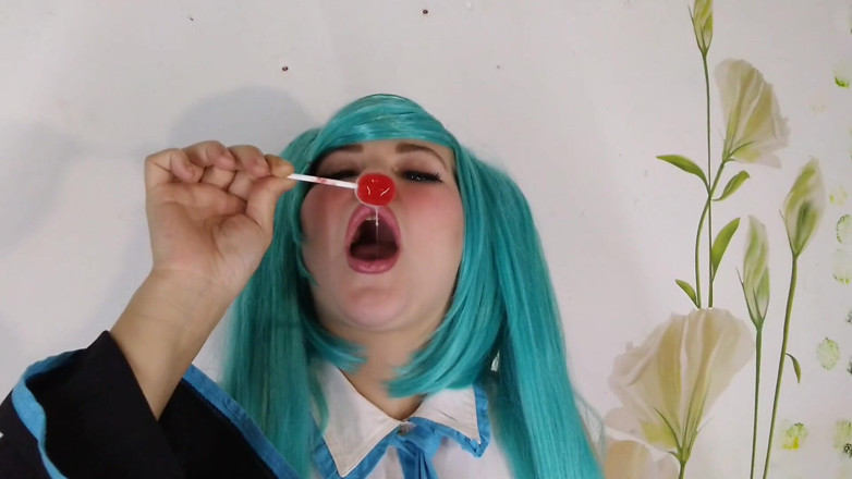 LizAngel: Miku zuigt op het snoepje en kwijlt