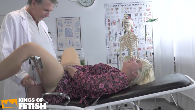 Fixed on Mature: Blonďatá pacientka dostane její kundičku ošukanou starým doktorem a kundičku...