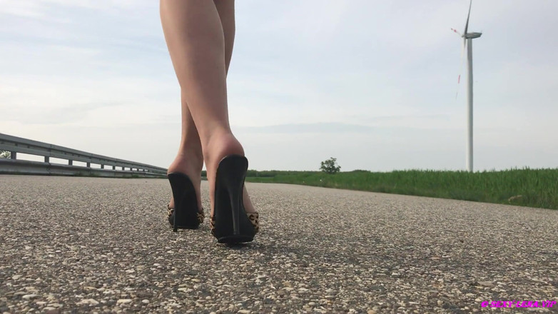 Goddess Lena: Mules dan pantyhose berjalan