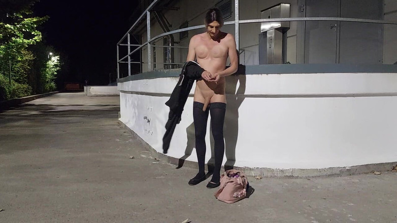 sweetfeet29: Excitée avec un vibromasseur dans la nature