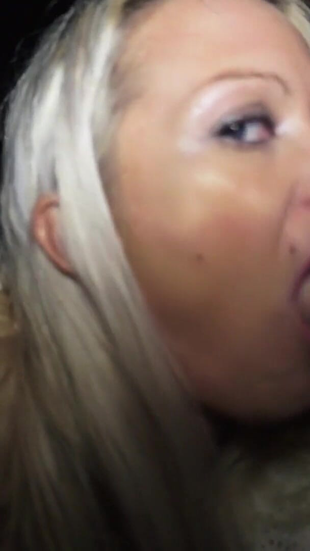 Killergram: O curvă matură sexy blondă suge o mulțime de pule...