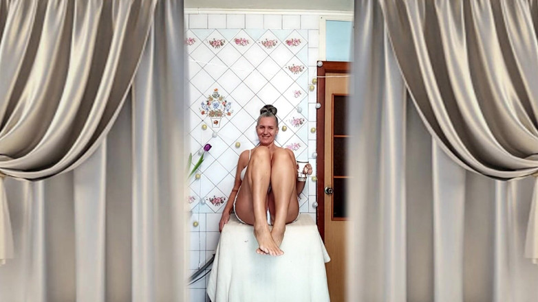 Lukerya: Quente madura dona de casa Lukerya em white tank top...