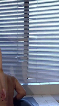 Yerli bir kölenin sahibenin banyo zamanı sırasında yapmak zorunda olduğu görevler.