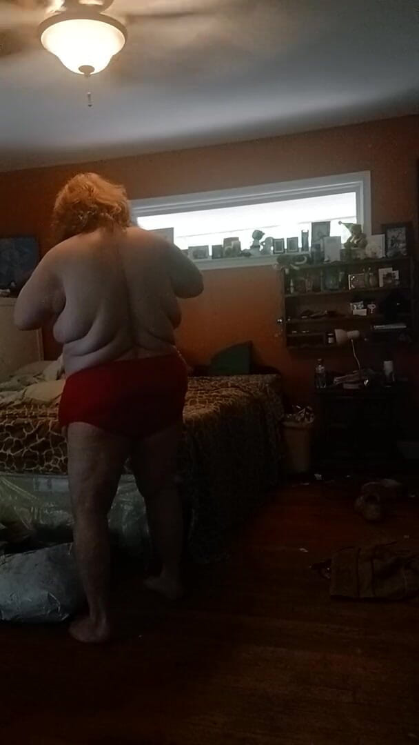 BBW nurse Vicki adventures with friends: Modelando las bragas que vendo parte 1 Encaje rojo sedoso