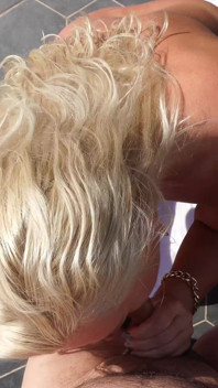 Shakira'nın güneşli veranda emme festivali: sarışın bomba yutuyor ve sırılsıklam oluyor
