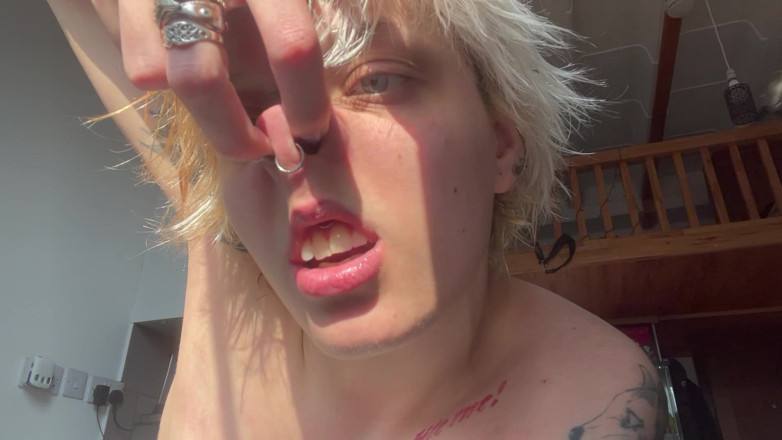 Glitterqueen1999: No Makeup Goth Girl in the Sun Flares Piggy Nose