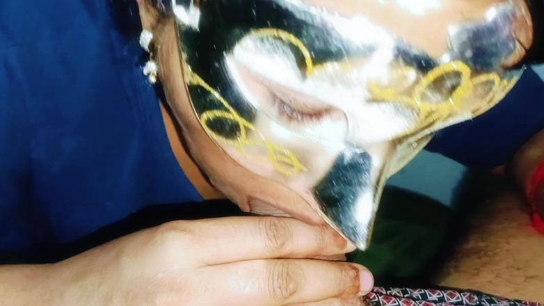 Sexy_girl_nehu: Hintli kadın ağzına boşalana kadar sakso çekiyor