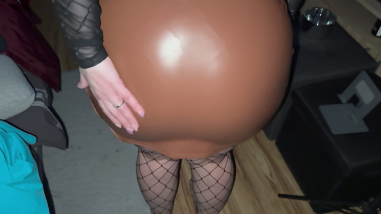 Christy X Taylor: 그녀의 치마를 따먹는 동안 그녀를 따먹고 그녀의 큰 엉덩이를 촬영했어! 남친에게 가만두지 말아야 해