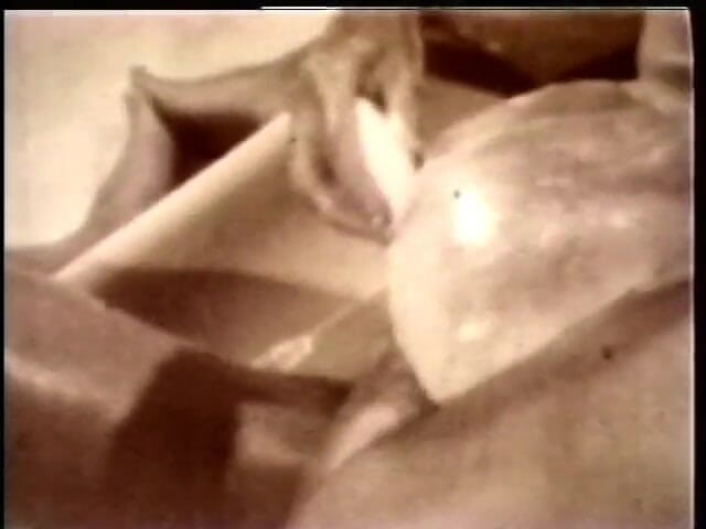 Old Good Porn: Candy si cewek manis rambut pirang lagi asik muasin memeknya...