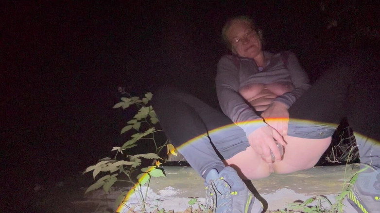 Putarankahotmilf: Masturbuj s Flesh Light v lese