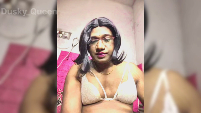 akhilzq: Indiana transsexual Akhila coloca tubo e masturba seu buraco de...