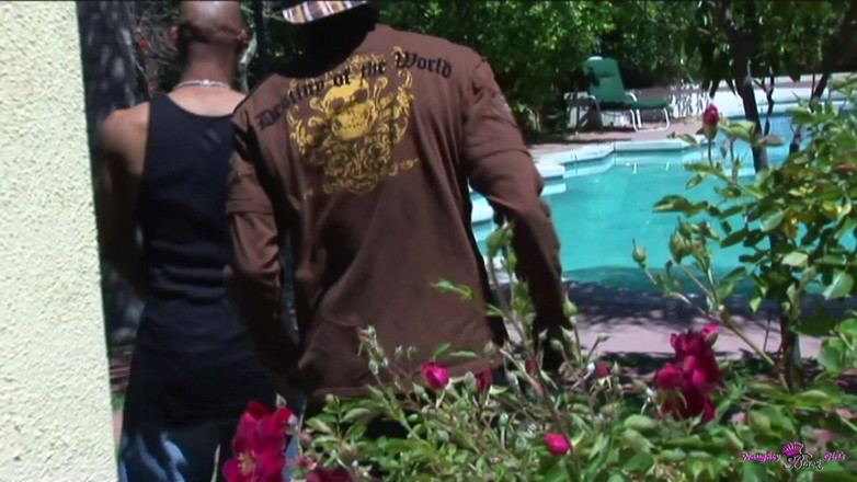 Naughty Black Girls: 수영장에서 식히고 큰 흑인 자지 두 명과 딥쓰롯하는 두 거유 여친