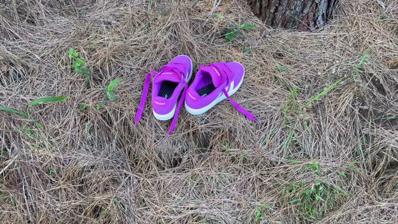 Sneakerlove513: Karısının yeni pembe Adidas spor ayakkabısıyla parkta açık havada sikişiyor...