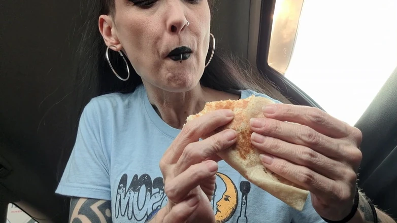 PandoraSG: Veřejný Mukbang - Tacos v mém autě