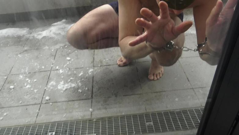 Femdom Austria: Kälte Folter- Sadistische Gören Kennen Keine Gnade!