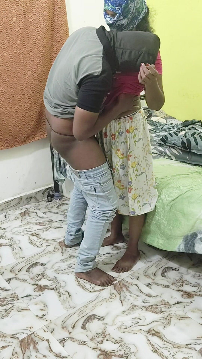 Thesana: Darlehenssammler fickt die unschuldige hausfrau