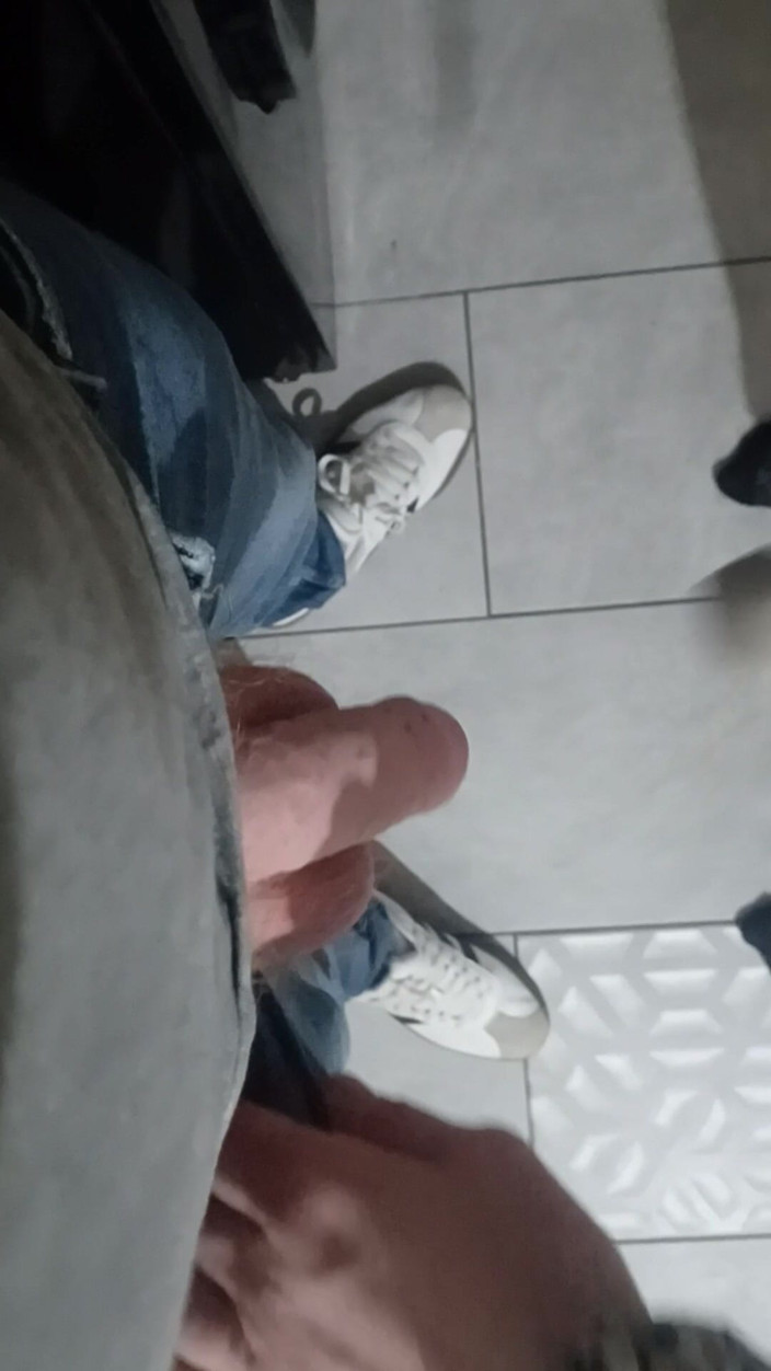 Clit Eastwood: Si sbatte il cazzo e le palle con una dura...