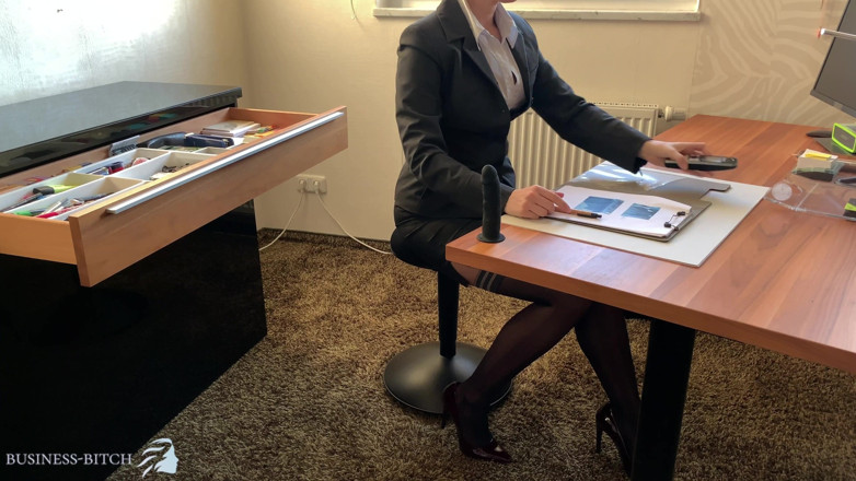 Business Bitch: Secretară secretă călărește vibratorul în toaleta de la birou