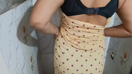 Calda e sexy india in bagno video
