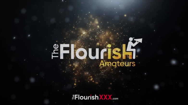 The Flourish XXX: 티론 러브가 탁자 위에 앉는 데이지 디바