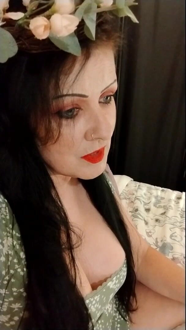Abby Anna: Fofa fumando milf batom vermelho