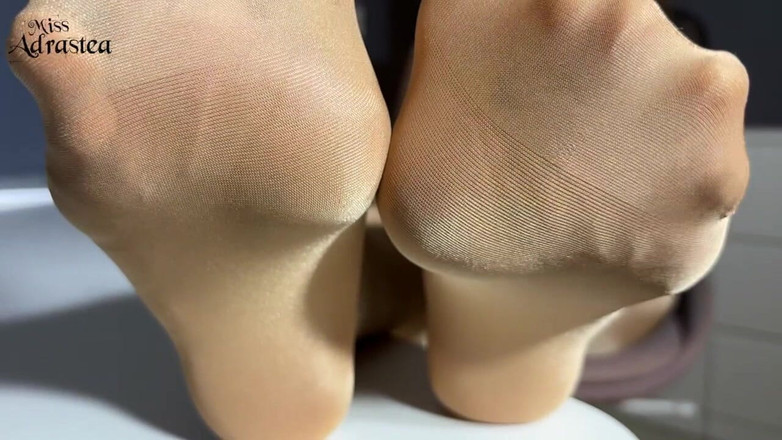 Miss Adrastea: Bạn sẽ là nô lệ chân nylon của tôi!
