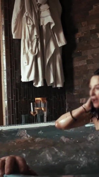 Tante seksi amatir jacuzzi dientot habis-habisan sama orang asing