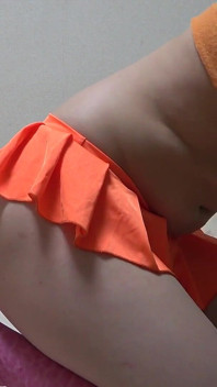 Awek Jepun yang bertetek besar pembersihan bilik seksi, tetek besar melimpahkan puncak tangki, skirt mini mikro, pantat dan pepek thong wedgie, stoking tinggi