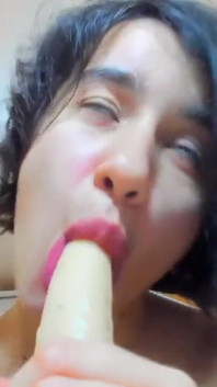 Rondborstige hete brunette Myla_angel zuigt en neukt enorme dildo!