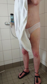 Chcaní a sprchování po procházce v bílých spodkách