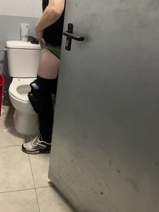AmateurBoysPissing: 男の子がキャビンを開けて友達のおしっこを捕まえる