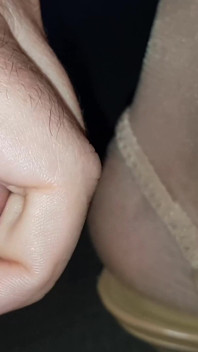 Dani_leg日焼けしたパンティストッキングでセクシーな脚を見せる