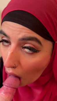 Aaliyah Yasin üvey erkek kardeşinin dölünü yutmamaya çalışıyor