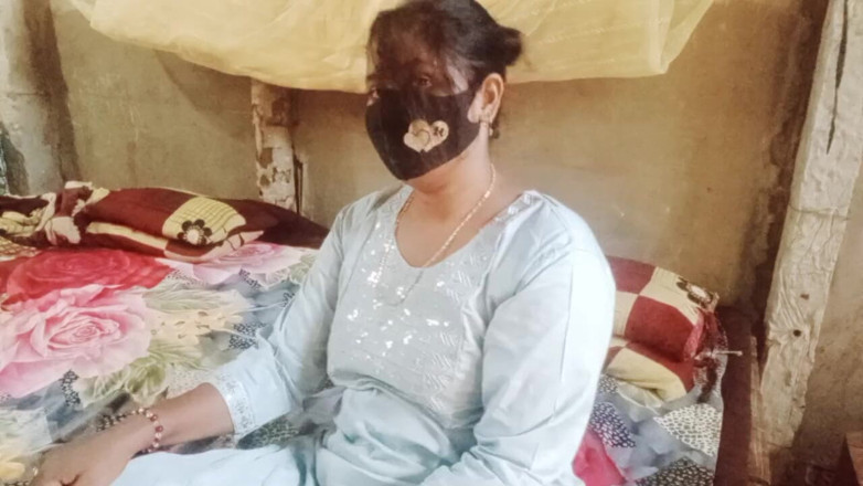 Shunderali: Indisches college-mädchen auf den boden geküsst