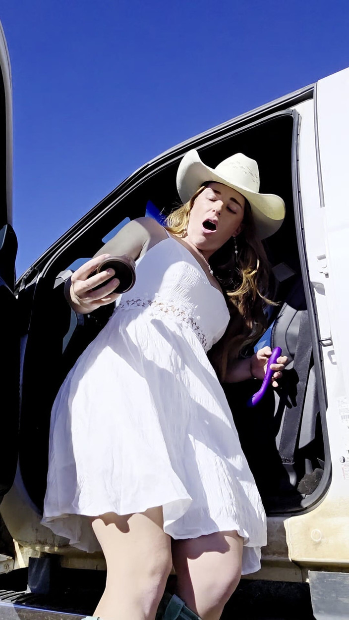 NaughtyRedFarmgirl: Ruiva rabuda fode seu bbc em bunda e buceta antes...