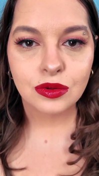 Forever Weak for My Lips - Uwodzicielska Sydney Krzyki Stosuje czerwoną szminkę przed pokryciem jej szminki pocałunek
