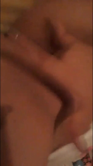 Horny baby: Heel mooi meisje dat haar natte poesje masturbeert