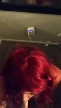 Si jalang Tinder berambut merah dipancut muka dan menelan