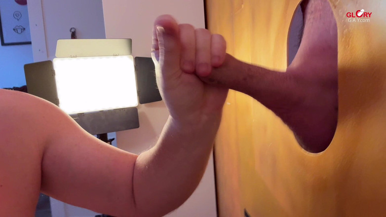 GLORYHOLEGAYS: İnşaatçı kalın kaya gibi yarağını sokuyor. O zaman böyle mi...