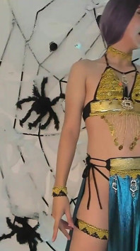 Livecam show personalizado de bailarina del vientre divirtiéndose con su polla