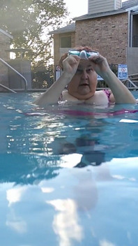 Som, plaisir sous l’eau avec Vicki, infirmière sexy à grosse beauté