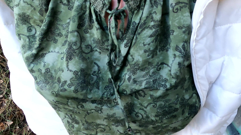 Bouncy Tits Action: Il treno passa mentre schiaffeggia le sue tette e la...