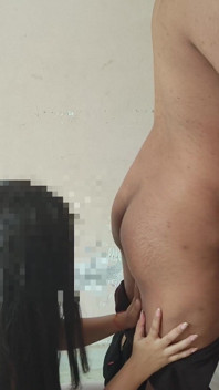 Ett härligt par kontrollerar sig inte i utomhusterrassex