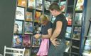 Public Entertainment: Une blonde baise un mec dans une librairie