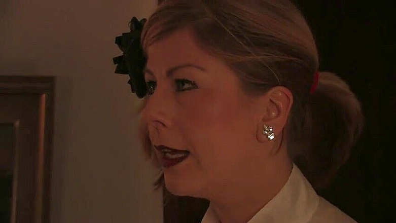 Berlin Orgy: Splendida milf scopata in gang da giovani amici