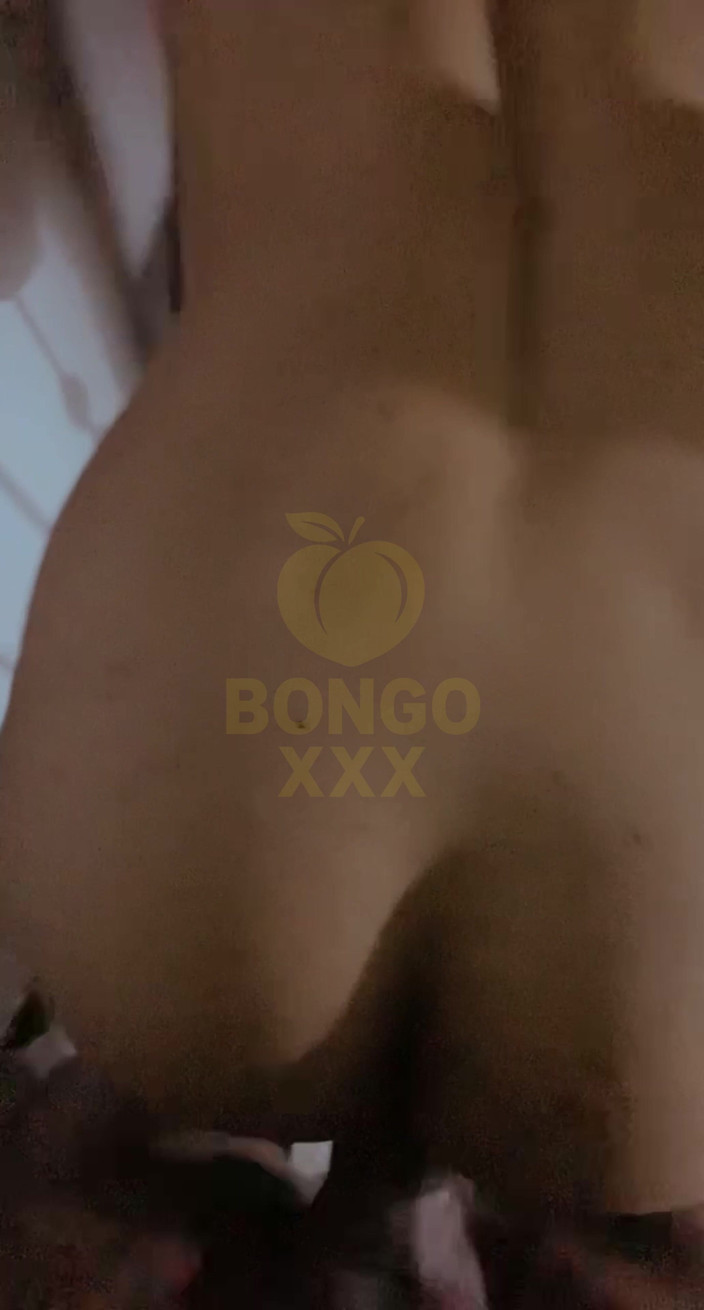 BongoXXX: Hennes tinny ass fick mig att cumming för hårt på...