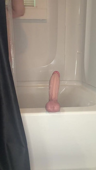 Soție curvă futându-se cu un vibrator imens la duș