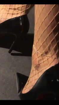 Der louboutin-schuh baumelt. Klassisches schwarz. Klassischer klassischer Stil.