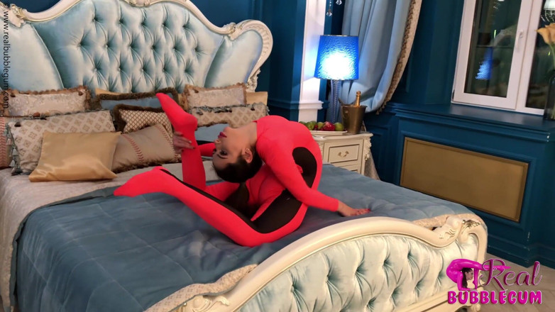 Flexilady: Estiramiento flexible en la cama del hotel
