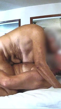 Silver Fox Ann je velmi sexy MILF GILF s velkými chodidly